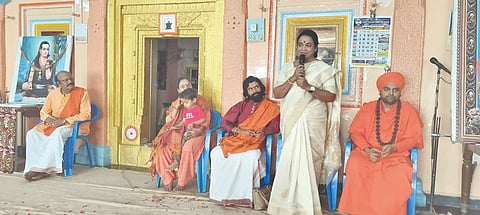 ಗುಳೇದಗುಡ್ಡದ ಜ.ಶ್ರೀ. ಗುರುಸಿದ್ಧೇಶ್ವರ ಬಹನ್ಮಠದಲ್ಲಿ ನಡೆದ ಶರಣೆ ಅಕ್ಕಮಹಾದೇವಿ ಜಯಂತಿ ಕಾರ್ಯಕ್ರಮದಲ್ಲಿ ಮಾಜಿ ಸಚಿವೆ ಉಮಾಶ್ರೀ ಮಾತನಾಡಿದರು.