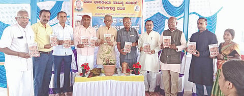 ಗುಳೇದಗುಡ್ಡದಲ್ಲಿ ಮಹಾದೇವ ಜಗತಾಪ ಅವರ ನೋವು ನಲಿವು ಕೃತಿಯನ್ನು ಡಾ. ಸಣ್ಣವೀರಣ್ಣ ದೊಡ್ಡಮನಿಬಿಡುಗಡೆಗೊಳಿಸಿದರು . ಪ್ರೊ. ಚಂದ್ರಶೇಖರ ಹೆಗಡೆ, ಡಾ. ವಿ.ಎ.ಬೆಳಕಿನಾಳ, ಜಿ.ಎಸ್.ಕೋಟಿ, ಡಾ. ವಿ.ಎನ್.ಢಾಣಕಶಿರೂರ, ಅಶೋಕ ಹೆಗಡೆ, ಸುರೇಶ ಪರ್ವತೀಕರ, ರವಿ ಅಂಗಡಿ, ಸಿದ್ದು ರಾವಳ, ಎಸ್. ಎಸ್.ಗುರವ, ಸುರೇಶ ವಗ್ಗಾ, ಸಿದ್ದರಾಮಯ್ಯ ಪುರಾಣಿಕಮಠ ಇದ್ದರು.