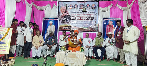 ಗುಳೇದಗುಡ್ಡದಲ್ಲಿ ವಿಶ್ವ ಯೋಗ ಹಾಗೂ ವಿಶ್ವ ಸಂಗೀತ ದಿನಾಚರಣೆ ಅಂಗವಾಗಿ ನಡೆದ ಸಂಗೀತ ಸಂಭ್ರಮ ಕಾರ್ಯಕ್ರಮವನ್ನು ಮುರುಘಾಮಠದ ಕಾಶೀನಾಥ ಸ್ವಾಮಿಗಳು ತಂಬೂರಿ ಮೀಟುವ ಮೂಲಕ ಉದ್ಘಾಟಿಸಿದರು. ಜೆಡಿಎಸ್ ಜಿಲ್ಲಾಧ್ಯಕ್ಷ ಹನಮಂತ ಮಾವಿನಮರದ, ಡಾ. ವೆಂಕಟೇಶ ಪೂಜಾರ, ಶ್ರೀಶೈಲ ಕರಿಶಂಕರಿ ಮತ್ತಿತರರಿದ್ದರು.
