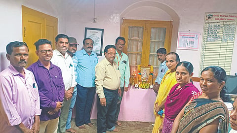 ಗುಳೇದಗುಡ್ಡದ ಪುರಸಭೆಯಲ್ಲಿ ಶಿವಶರಣ ಹಡಪದ ಅಪ್ಪಣ್ಣ ಅವರ ಜಯಂತಿ ಆಚರಿಸಲಾಯಿತು. ಪುರಸಭೆ ವ್ಯವಸ್ಥಾಪಕ ಎ.ಎಚ್. ಮುದ್ದೇಬಿಹಾಳ, ಮುಸ್ತಕ ಕೊತ್ತಲ, ಕುಮಾರ ತಟ್ಟಿಮಠ, ಮುಸ್ತಕ ಪಟೇಲ, ತಿಮ್ಮಣ್ಣ ದಾಸರ, ವಿನಾಯಕ ಹೊಟಿ, ಶಿವುಕುಮಾರ ಬ್ಯಾಳಿ,  ನೀಲಮ್ಮ ಗೊಂಬ್ಬಿ ಇದ್ದರು.