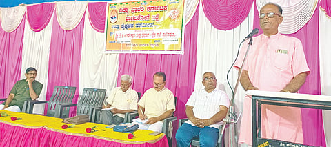 ಗುಳೇದಗುಡ್ಡದ ಸರಸ್ವತಿ ವಿದ್ಯಾಮಂದಿರ ಶಾಲೆಯಲ್ಲಿ ಹಮ್ಮಿಕೊಂಡಿದ್ದ ವಿದ್ಯಾಭಾರತಿ ಸಂಸ್ಥೆಯ ಶೈಕ್ಷಣಿಕ ಸಹಮಿಲನ ಕಾರ್ಯಕ್ರಮದಲ್ಲಿ ವಿದ್ಯಾಭಾರತಿ ಪ್ರಾಂತ ಸಹಕಾರ್ಯದರ್ಶಿ ಮಹಿಪಾಲರರಡ್ಡಿ ಪಾಟೀಲ ಮಾತನಾಡಿದರು. ಸಿ.ಎಚ್. ಗೌಡರ, ಮಲ್ಲಿಕಾರ್ಜುನ ತಾಂಡೂರ, ಸಂಗಣ್ಣ ಹುನಗುಂದ ಇತರರಿದ್ದರು.