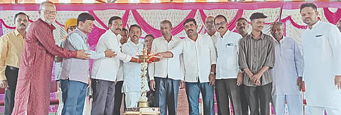  ಗುಳೇದಗುಡ್ಡದ ಬಾಲಕರ ಸರ್ಕಾರಿ ಪದವಿಪೂರ್ವ ಮಹಾವಿದ್ಯಾಲಯದಲ್ಲಿ ಸಾಂಸ್ಕೃತಿಕ ಚಟುವಟಿಕೆಗಳ ಉದ್ಘಾಟನೆ ಸಮಾರಂಭಕ್ಕೆ ಶಾಸಕ ಭೀಮಸೇನ ಚಿಮ್ಮನಕಟ್ಟಿ ಚಾಲನೆ ನೀಡಿದರು. ಬ್ಲಾಕ್ ಕಾಂಗ್ರೆಸ್ ಅಧ್ಯಕ್ಷ ಸಂಜಯ ಬರಗುಂಡಿ, ವೈ.ಆರ್. ಹೆಬ್ಬಳ್ಳಿ, ಎಸ್.ಎ. ಮೋಮಿನ, ಸಮೀರ ಡಾಲಾಯತ, ರಜಾಕ್ ಕುದರಿ ಇತರರಿದ್ದರು.