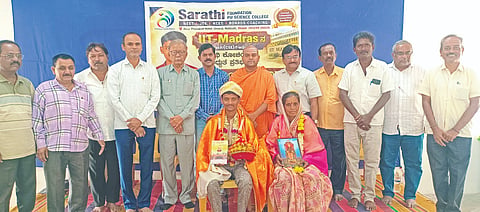 ಗುಳೇದಗುಡ್ಡ ಪಟ್ಟಣದ ಗುರುಸಿದ್ಧೇಶ್ವರ ಬಿಎಡ್ ಕಾಲೇಜಿನಲ್ಲಿ ಧಾರವಾಡದ ಸಾರಥಿ ಫೌಂಡೇಷನ್ ವತಿಯಿಂದ ಕರಿಯಪ್ಪ ಮಾದರ ಹಾಗೂ ಅವರ ತಾಯಿ ದ್ಯಾಮವ್ವ ಅವರನ್ನು ಸನ್ಮಾನಿಸಲಾಯಿತು. ಫೌಂಡೇಷನ್  ಅಧ್ಯಕ್ಷ ಪಂಪಾಪತಿ ಹೆಗಡಿ, ಗುರುಸಿದ್ಧೇಶ್ವರ ಮಠದ ಗುರುಸಿದ್ಧೇಶ್ವರ ಸ್ವಾಮೀಜಿ, ಸಾಹಿತಿ ಡಾ. ವಿ.ಎ. ಬೆನಕನಾಳ, ಪ್ರಾಚಾರ್ಯ ನೀಲಪ್ಪ ಗಾಣಿಗೇರ ಮತ್ತಿತರರಿದ್ದರು.
