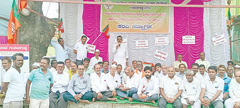ಗುಳೇದಗುಡ್ಡ ಪುರಸಭೆ ಎದುರು ಬಿಜೆಪಿ ಕೈಗೊಂಡಿರುವ ಹೋರಾಟದಲ್ಲಿ ಮಾಜಿ ಶಾಸಕ ರಾಜಶೇಖರ ಶೀಲವಂತ ಮಾತನಾಡಿದರು. ಸತ್ಯಾಗ್ರಹದಲ್ಲಿ ರಂಗಪ್ಪ ಸೇಬಿನಕಟ್ಟಿ, ಮಧುಸೂಧನ ರಾಂದಡ, ಭಾಗ್ಯ ಉದ್ನೂರ, ಶಂಕ್ರಪ್ಪ ಜನಿವಾರ, ಕಾಶಿನಾಥ ಕಲಾಲ,  ಶಂಕ್ರಪ್ಪ ಶಿರೂರ, ಪ್ರಶಾಂತ ಜವಳಿ ಇತರರಿದ್ದರು.