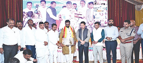 ಗುಳೇದಗುಡ್ಡದ ಪಟ್ಟಣದ ಕರನಂದಿ ರಂಗ ಮಂದಿರದಲ್ಲಿ ನಡೆದ ಬಾಗಿಲಿಗೆ ಬಂತು ಸರ್ಕಾರ ಸೇವೆಗೆ ಇರಲಿ ಸಹಕಾರದ ತಾಲೂಕು ಮಟ್ಟದ ಪ್ರಜಾಸೇವೆ ಆಂದೋಲನ ಕಾರ್ಯಕ್ರಮವನ್ನು ಸಚಿವ ವಿಜಯಾನಂದ ಕಾಶಪ್ಪನವರ ಉದ್ಘಾಟಿಸಿದರು. ಶಾಸಕ ಭೀಮಸೇನ ಚಿಮ್ಮನಕಟ್ಟಿ, ಅನೀಲಕುಮಾರ ದಡ್ಡಿ,  ಎಂ.ಎಂ. ಬೂದಿಹಾಳ, ವೈ.ಆರ್. ಹೆಬ್ಬಳ್ಳಿ, ಜಿಪಂ ಸಿಇಓ ಗಜಾನನ ಬಾಲೆ, ಜಿಲ್ಲಾ ಪೊಲೀಸ್ ವರಿಷ್ಠಾಧಿಕಾರಿ ಸಿದ್ಧಾರ್ಥ ಗೋಯಲ್ ಇತರರಿದ್ದರು.