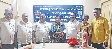  ಗುಳೇದಗುಡ್ಡದಲ್ಲಿ ಬಾಗಲಕೋಟೆ ಶಾಸಕ ಉಮೇಶ ಮೇಟಿ ಅವರನ್ನು ಸ್ನೇಹಿತರು, ಕಾರ್ಯಕರ್ತರು ಸನ್ಮಾನಿಸಿದರು. ಹೊಳಬಸು ಶೆಟ್ಟರ, ಈರಣ್ಣ ಚಿಂದಿ, ಬಸವರಾಜ ಯಂಡಿಗೇರಿ, ಯಮನಪ್ಪ ತಿಮ್ಮಾಪೂರ ಇತರರಿದ್ದರು.