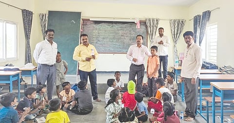 ಗುಳೇದಗುಡ್ಡ ತಾಲೂಕಿನ ಪರ್ವತಿ ಗ್ರಾಮದ ಸರ್ಕಾರಿ ಪ್ರೌಢಶಾಲೆಯಲ್ಲಿ ಅಗಸ್ತ್ಯ ವಿಜ್ಞಾನ ಕೇಂದ್ರದ ವತಿಯಿಂದ ಹಮ್ಮಿಕೊಂಡಿದ್ದ ಬೇಸಿಗೆ ವಿಜ್ಞಾನ ಶಿಬಿರಕ್ಕೆ ಎಂ.ಬಿ. ದೊಡ್ಡಪ್ಪನವರ ಭೇಟಿ ನೀಡಿದರು. ಎಚ್. ಕೆ. ಗುಡೂರ, ಸಂಗಮೇಶ ಯಲಿಗಾರ ಇತರರಿದ್ದರು.
