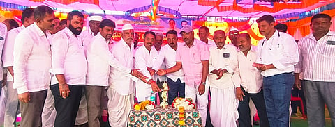 ಗುಳೇದಗುಡ್ಡ ಸಮೀಪದ ಕೆಲವಡಿ ಗ್ರಾಮದಲ್ಲಿ ಶಾಸಕ ಭೀಮಸೇನ ಚಿಮ್ಮನಕಟ್ಟಿ ರಸ್ತೆ ಕಾಮಗಾರಿಗೆ ಭೂಮಿ ಪೂಜೆ ನೆರವೇರಿಸಿದರು. ಗ್ರಾಪಂ ಮಾಜಿ ಅಧ್ಯಕ್ಷ ರಮೇಶ ಗೌಡರ, ಮುತ್ತಪ್ಪ ತಳವಾರ, ಚಿದಾನಂದ ಭಗವತಿ, ಮುತ್ತನಗೌಡ ಗೌಡರ, ಚಂದ್ರಶೇಖರ ಕೂಡಗಿ, ರವಿ ತಳವಾರ ಇತರರಿದ್ದರು.