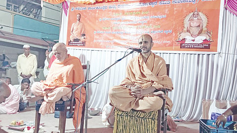  ಗುಳೇದಗುಡ್ಡ ಸಮೀಪದ ಪರ್ವತಿ ಗ್ರಾಮದಲ್ಲಿನ ಶ್ರೀ ಪರ್ವತೇಶ ದೇವಸ್ಥಾನ ಕಟ್ಟಡದ ಜೀರ್ಣೋದ್ಧಾರದ ಸುವರ್ಣ ಮಹೋತ್ಸವ ಕಾರ್ಯಕ್ರಮದಲ್ಲಿ ಸತ್ಯಾತ್ಮತೀರ್ಥ ಶ್ರೀಪಾದಂಗಳವರು ಮಾತನಾಡಿದರು.