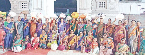 ಗುಳೇದಗುಡ್ಡದಲ್ಲಿ ಶರಣ ಸಂಗಮ ಸಮಾರಂಭ ಅಂಗವಾಗಿ ಮಹಿಳೆಯರ ರೊಟ್ಟಿ ಜಾತ್ರೆ ಮೆರವಣಿಗೆ ಗಮನಸೆಳೆಯಿತು.