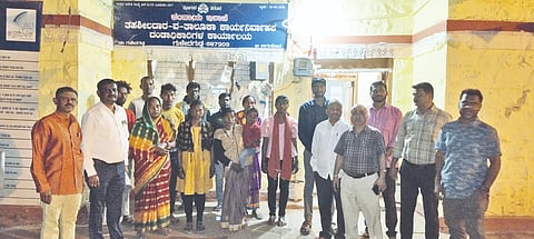 ಮುರುಡಿ ಸಮೀಪದ ಇಟ್ಟಿಗೆ ಭಟ್ಟಿಯಲ್ಲಿ ಒತ್ತೆಯಾಳಾಗಿ ದುಡಿಯುತ್ತಿದ್ದ ಹೊರ ರಾಜ್ಯದ ಕಾರ್ಮಿಕರನ್ನು ರಕ್ಷಣೆ ಮಾಡಿ ಗುಳೇದಗುಡ್ಡ ತಹಸೀಲ್ದಾರ ಕಚೇರಿಗೆ ಕರೆ ತರಲಾಯಿತು. ತಹಸೀಲ್ದಾರ ಎಸ್.ಎ್. ಬೊಮ್ಮಣ್ಣವರ, ಉಪ ತಹಸೀಲ್ದಾರ ಜಿ.ವಿ. ರಜಪೂತ ಇದ್ದರು.