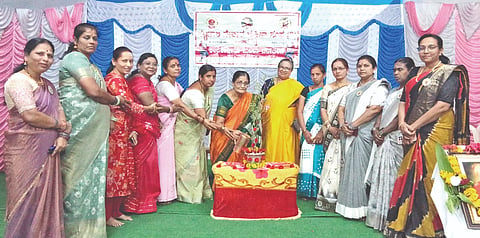  ಗುಳೇದಗುಡ್ಡದಲ್ಲಿ ಪಟ್ಟಸಾಲಿ ನೇಕಾರ ಮಹಿಳಾ ಸಂಘ ವತಿಯಿಂದ ಆಯೋಜಿಸಿದ್ದ ಅಂತಾರಾಷ್ಟ್ರೀಯ ಮಹಿಳಾ ದಿನಾಚರಣೆ ಡಾ. ಶಾಂತಾ ಕರಡಿಗುಡ್ಡ ಉದ್ಘಾಟಿಸಿದರು. ಪಟ್ಟಸಾಲಿ ನೇಕಾರ ಮಹಿಳಾ ಸಂಘದ ಅಧ್ಯಕ್ಷೆ ಗೌರಮ್ಮ ಕಲಬುರ್ಗಿ, ಗಿರಿಜಾ ಕಲ್ಯಾಣಿ, ಭಾಗ್ಯಾ ಉದ್ನೂರ, ತಾರಾಮತಿ ರೋಜಿ, ದೀಪಾ ಉಂಕಿ, ವೇದಾ ಶೀಪ್ರೀ, ನಾಗರತ್ನಾ ಎಣ್ಣೆ, ದ್ರಾಕ್ಷಾಯಿಣಿ ಗೊಬ್ಬಿ ಇದ್ದರು.