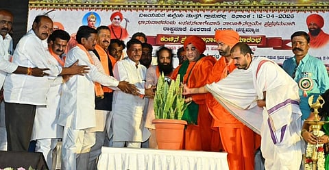 ಗೊಳಸಂಗಿ ಸಮೀಪದ ಮುತ್ತಗಿ ಗ್ರಾಮದಲ್ಲಿ ಕಿತ್ತೂರು ಚನ್ನಮ್ಮನವರ ಕಂಚಿನ ಪುತ್ಥಳಿ ಅನಾವರಣ ಕಾರ್ಯಕ್ರಮವನ್ನು ಶಾಸಕ ಬಸನಗೌಡ ಪಾಟೀಲ (ಯತ್ನಾಳ) ಉದ್ಘಾಟಿಸಿದರು. ಬಸವಜಯ ಮೃತ್ಯುಂಜಯ ಶ್ರೀ, ಮುತ್ತಗಿ, ಮನಗೂಳಿ ಶ್ರೀಗಳು, ಸೋಮನಗೌಡ ಪಾಟೀಲ ಮತ್ತಿತರರು ಇದ್ದರು.
