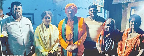 ಗೊಳಸಂಗಿ ಸಮೀಪದ ಮುಕಾರ್ತಿಹಾಳ ಗ್ರಾಮದ ಪರಮಭಕ್ತ ಬಸವರಾಜ ಮಸಬಿನಾಳ ಅವರ ಮನೆಗೆ ಕೂಡಲಸಂಗಮದ ಬಸವಜಯ ಮೃತ್ಯುಂಜಯ ಮಹಾಸ್ವಾಮಿಗಳು ಭಾನುವಾರ ತಡರಾತ್ರಿ ಅನಿರೀಕ್ಷಿತವಾಗಿ ಭೇಟಿ ನೀಡಿದರು.