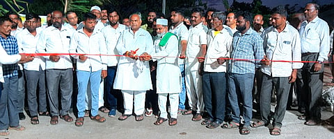 ಕೂಡಗಿ ಗ್ರಾಮದಲ್ಲಿ ವಿವಿಧ ಕಾಮಗಾರಿಗೆ ಶಾಸಕ ಶಿವಾನಂದ ಪಾಟೀಲ ಭೂಮಿಪೂಜೆ ನೆರವೇರಿಸಿದರು. ಮೈರಾಜಪೀರಾ ಜಹಗಿರದಾರ, ತಾನಾಜಿ ನಾಗರಾಳ, ಕಲ್ಲು ದೇಸಾಯಿ ಇತರರಿದ್ದರು.
