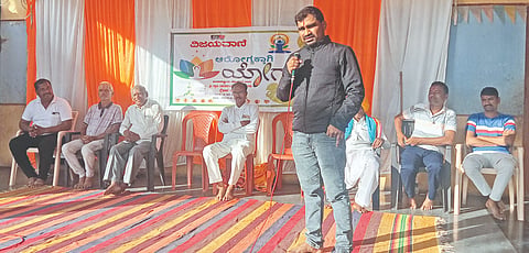 ಗೊಳಸಂಗಿಯಲ್ಲಿ ವಿಜಯವಾಣಿ ಮಾಧ್ಯಮ ಸಹಯೋಗದೊಂದಿಗೆ ಶ್ರೀ ಸ್ವಾಮಿ ವಿವೇಕಾನಂದ ಪ್ರಾಥಮಿಕ, ಪ್ರೌಢಶಾಲೆಯಲ್ಲಿ ನಡೆದ ಯೋಗ ಶಿಬಿರದ ಸಮಾರೋಪ ಸಮಾರಂಭದಲ್ಲಿ ಕೆನರಾ ಬ್ಯಾಂಕ್ ಪ್ರಧಾನ ವ್ಯವಸ್ಥಾಪಕ ಎಸ್.ಎಸ್. ಹೊನವಾಡ ಮಾತನಾಡಿದರು. ಯೋಗ ಪಟು ದುಂಡಪ್ಪ ಕುಂಬಾರ, ಕಾಶಿನಾಥ ಅವಟಿ, ಎನ್.ಎಸ್.ಹೂಗಾರ ಇತರರಿದ್ದರು.
