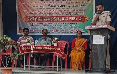 ಗೊಳಸಂಗಿ ಚ.ಚ. ಹೆಬ್ಬಾಳ ಸರ್ಕಾರಿ ಪದವಿ ಕಾಲೇಜಿನ ವತಿಯಿಂದ ತೆಲಗಿ ಗ್ರಾಮದಲ್ಲಿ ಹಮ್ಮಿಕೊಂಡಿದ್ದ ಎನ್‌ಎಸ್‌ಎಸ್ ವಾರ್ಷಿಕ ವಿಶೇಷ ಶಿಬಿರದಲ್ಲಿ ಎನ್‌ಟಿಪಿಸಿ ಠಾಣಾ ಪಿಎಸ್‌ಐ ಯತೀಶ ಕೆ.ಎನ್. ಮಾತನಾಡಿದರು. ಪ್ರಾಚಾರ್ಯ ಎಸ್.ಆರ್. ಕುಂಬಾರ, ಅರುಣಕುಮಾರ ರಾಠೋಢ, ಜಟ್ಟೆಪ್ಪ ಚಲಮಿ ಮತ್ತಿತರರಿದ್ದರು.