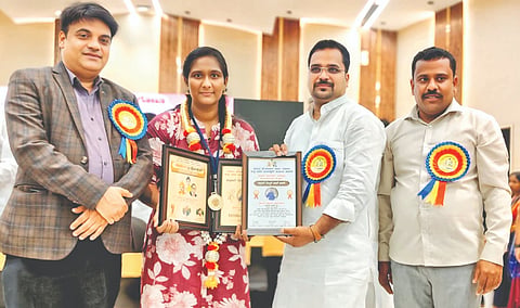 ಕೂಡಗಿಯ ಸೈಕ್ಲಿಂಗ್ ಕ್ರೀಡಾಪಟು ಶಹೀರಾ ಲಾಲಸಾಬ ಸವಾರಗೋಳ ಅವರಿಗೆ ಗೋವಾದ ಪಣಜಿಯಲ್ಲಿ ಗೋಲ್ಡನ್ ಐಕಾನ್ ನ್ಯಾಷನಲ್ ಅವಾರ್ಡ್ ಅಭಿಸಿತು. ಕದಂಬ ಫೌಂಡೇಶನ್ನಿನ ಅಧ್ಯಕ್ಷ ಬಾಳೇಶ ಹರಿಜನ, ಆಲಂ ಗಣಿ  ಮತ್ತಿತರರಿದ್ದರು.