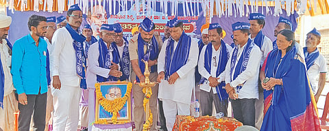 ಗೊಳಸಂಗಿ ಗ್ರಾಮದಲ್ಲಿ ಡಾ. ಬಿ.ಆರ್. ಅಂಬೇಡ್ಕರ್ ಜಯಂತ್ಯುತ್ಸವ, ಡಿಎಸ್‌ಎಸ್ ಗ್ರಾಮ ಘಟಕಕ್ಕೆ ಕೂಡಗಿ ಎನ್‌ಟಿಪಿಸಿ ಪೊಲೀಸ್ ಠಾಣೆ ಪಿಎಸ್‌ಐ ಯತೀಶ ಕೆ.ಎನ್. ಚಾಲನೆ ನೀಡಿದರು. ಬಸಯ್ಯಸ್ವಾಮಿ ಪಾರ್ವತಿಮಠ, ಶೇಖರ ದಳವಾಯಿ ಇತರರಿದ್ದರು.