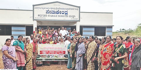 ಮುತ್ತಗಿ ಗ್ರಾಮ ಪಂಚಾಯಿತಿ ಸೇವಾಕೇಂದ್ರದಲ್ಲಿ ಮನರೇಗಾ ಕಾಮಗಾರಿಗೆ ಬುಧವಾರ ಚಾಲನೆ ನೀಡಲಾಯಿತು. ತಾಪಂ ಇಒ ವೆಂಕಟೇಶ ವಂದಾಲ, ತಾಲೂಕು ಯೋಜನಾಧಿಕಾರಿ ಎಂ.ಬಿ. ಸೊನ್ನದ, ಪಿಡಿಒ ಡಿ.ಎ. ಬಿಳೆಕುದರಿ ಮತ್ತಿತರರಿದ್ದರು.