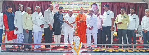 ಗೊಳಸಂಗಿಯಲ್ಲಿ ಸರ್ಕಾರಿ ಕಗಂಮ ಮಾದರಿ ಪ್ರಾಥಮಿಕ ಶಾಲೆಯ ಶಿಕ್ಷಕ ಬಿ.ಐ.ಚಲ್ಮಿ ಅವರ ಸೇವಾನಿವೃತ್ತಿ ಮತ್ತು ಸಾಧಕರ ಪುರಸ್ಕಾರ ಕಾರ್ಯಕ್ರಮಕ್ಕೆ ರಾಜ್ಯ ಪ್ರಾಥಮಿಕ ಶಾಲಾ ಶಿಕ್ಷಕರ ಸಂಘದ ಅಧ್ಯಕ್ಷ ಚಂದ್ರಶೇಖರ ನುಗ್ಗಲಿ ಚಾಲನೆ ನೀಡಿದರು. ಮಸೂತಿ ಜಗದೀಶ್ವರ ಹಿರೇಮಠದ ಪ್ರಭುಕುಮಾರ ಶ್ರೀಗಳು, ಸಾಹಿತಿ ಅಶೋಕ ಹಂಚಲಿ, ಈರಣ್ಣ ಚಲ್ಮಿ ಮತ್ತಿತರರು ಇದ್ದರು.