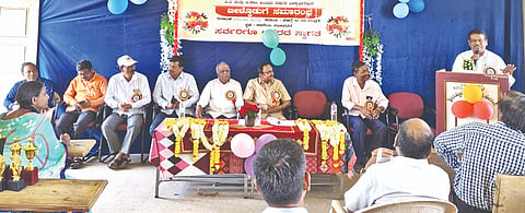 ಗೊಳಸಂಗಿಯ ಶ್ರೀ ಚ.ಚ.ಹೆಬ್ಬಾಳ ಸರ್ಕಾರಿ ಪ್ರಥಮ ದರ್ಜೆ ಕಾಲೇಜಿನಲ್ಲಿ ವಿವಿಧ ಸಾಂಸ್ಕೃತಿಕ, ಕ್ರೀಡಾ ಚಟುವಟಿಕೆಗಳ ಸಮಾರೋಪ ಪದವಿ ವಿದ್ಯಾರ್ಥಿಗಳ ಬೀಳ್ಕೊಡುಗೆ ಸಮಾರಂಭ ಕುರಿತು ಸಾಹಿತಿ ಡಾ.ಸಂಗಮನಾಥ ಲೋಕಾಪುರ ಮಾತನಾಡಿದರು. ಪ್ರಾಚಾರ್ಯ ಪ್ರೊ. ಎಸ್.ಆರ್.ಕುಂಬಾರ, ಪಿಡಿಒ ಎಂ.ಎಚ್.ಕಾಳಗಿ ಮತ್ತಿತರರಿದ್ದರು.