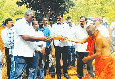 ಗೋಕರ್ಣ ಬಳಿಯ ಹಿತ್ತಲಮಕ್ಕಿಯಲ್ಲಿ ನೂತನ ಆಯುಷ್ಮಾನ್ ಆರೋಗ್ಯ ಕೇಂದ್ರಕ್ಕೆ (Ayushman Health Center) ಶಾಸಕ ದಿನಕರ ಶೆಟ್ಟಿ ಶುಕ್ರವಾರ ಭೂಮಿಪೂಜೆ ಕೈಗೊಂಡರು. ಡಾ.ಆಜ್ಞಾ ನಾಯಕ, ಆನಂದ ಕವರಿ, ಪ್ರದೀಪ ನಾಯಕ, ಮಹೇಶ ಶೆಟ್ಟಿ, ಬೊಮ್ಮಯ್ಯ ಗಾಂವಕರ, ಗಣಪತಿ ಪಟಗಾರ ಇತರರಿದ್ದರು.