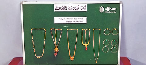 ಮುಂಡರಗಿ ಪಟ್ಟಣದ ಎ.ಡಿ. ನಗರದಲ್ಲಿ ಕಳ್ಳತನವಾಗಿದ್ದ ಬಂಗಾರದ ಆಭರಣಗಳನ್ನು ಪೊಲೀಸರು ವಶಪಡಿಸಿಕೊಂಡಿರುವುದು.