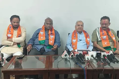 ವಿಜಯಪುರ ನಗರದಲ್ಲಿ ಚಿತ್ರದುರ್ಗ ಸಂಸದ ಗೋವಿಂದ ಕಾರಜೋಳ ಸುದ್ದಿಗೋಷ್ಠಿ ನಡೆಸಿದರು. ಬಿಜೆಪಿ ಜಿಲ್ಲಾಧ್ಯಕ್ಷ ಗುರುಲಿಂಗಪ್ಪ ಅಂಗಡಿ, ಮುಖಂಡರಾದ ವಿಜುಗೌಡ ಪಾಟೀಲ, ನವೀನ ಅರಕೇರಿ ಇದ್ದಾರೆ.