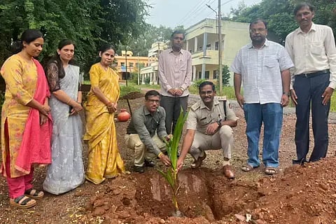 ಹುಬ್ಬಳ್ಳಿ ವಿದ್ಯಾನಗರ ಸರ್ಕಾರಿ (Drugs) ಪಾಲಿಟೆಕ್ನಿಕ್​ನಲ್ಲಿ ಸೋಮವಾರ ಆಯೋಜಿಸಿದ್ದ ಅಂತಾರಾಷ್ಟ್ರೀಯ ಮಾದಕವಸ್ತು ಸೇವನೆ ಮತ್ತು ಸಾಗಾಟ ವಿರೋಧಿ ದಿನಾಚರಣೆ ಹಿನ್ನೆಲೆಯಲ್ಲಿ ಅತಿಥಿಗಳು ಗಿಡ ನೆಟ್ಟರು. ಡಾ. ಶಿವರಾಜ ಕಟಕಭಾವಿ, ಡಾ. ಸಂಜೀವಕುಮಾರ ಚೌಗುಲಾ, ಸನ್ಮತಿ ಸುಗಂಧಿ, ಮೇನಕಾ ನಾಯಕ, ಇತರರು ಇದ್ದರು.