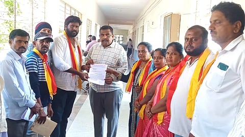 ಬಂಡೀಪುರದಲ್ಲಿ ಸುರಂಗಮಾರ್ಗಕ್ಕೆ ಅವಕಾಶ ನೀಡದಂತೆ ಒತ್ತಾಯಿಸಿ ಜಯ ಕರ್ನಾಟಕ ರಕ್ಷಣಾ ಸೇನೆ ಸದಸ್ಯರು ಕಂದಾಯಾದಿಕಾರಿಗಳಿಗೆ ಮನವಿ ಸಲ್ಲಿಸಿದರು. ಈಶ್ವರ, ಪುಟ್ಟಮ್ಮ ಇದ್ದರು.