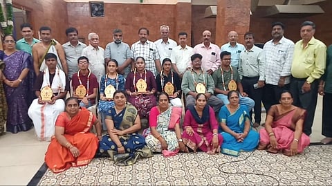 ಗುಂಡ್ಲುಪೇಟೆಯ ಶ್ರೀರಾಮ ಮಂದಿರದ ಸಭಾಂಗಣದಲ್ಲಿ ತಾಲೂಕು ಬ್ರಾಹ್ಮಣ ಸಭಾ ಹಾಗೂ ಕೌಂಡಿಣ್ಯ ವಿಪ್ರ ಬಳಗ, ಶಾರದಾ ಸತ್ಸಂಗ ಸಮಾಜ ಆಶ್ರಯದಲ್ಲಿ ಆಯೋಜಿಸಿದ್ದ ಆಚಾರ್ಯತ್ರಯರ ಜಯಂತಿ ಕಾರ್ಯಕ್ರಮದಲ್ಲಿ ಪ್ರತಿಭಾವಂತ ಮಕ್ಕಳನ್ನು ಸನ್ಮಾನಿಸಲಾಯಿತು. ಆನಂದಕುಮಾರ್, ಮಹಾಲಕ್ಷ್ಮೀ ನಾಗರಾಜು, ಗಾಯತ್ರಿ ಅನಂತು, ರವಿಕಾಂತ್ ಇತರರಿದ್ದರು.