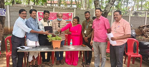 ಗುಂಡ್ಲುಪೇಟೆ ಪಟ್ಟಣದ ಸರ್ಕಾರಿ ನೌಕರರ ಭವನದಲ್ಲಿ ಆಯೋಜಿಸಿದ ಉಚಿತ ಕಣ್ಣಿನ ತಪಾಸಣಾ ಶಿಬಿರವನ್ನು ಚೈತ್ರ ಉದ್ಘಾಟಿಸಿದರು. ಶಿವಕುಮಾರ್, ಮಹದೇವಸ್ವಾಮಿ, ಶಂಕರನಾರಾಯಣ ಜೋಯಿಸ್, ಬಸವರಾಜಪ್ಪ, ವಿಜಯಕಾಂತ್, ರಮೇಶ್ ಇದ್ದರು.