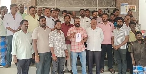 ಗುಂಡ್ಲುಪೇಟೆ ತಾಲೂಕು ಕಚೇರಿ ಎದುರು ಸವಿತಾ ಸಮಾಜದ ಮುಖಂಡರು ಪ್ರತಿಭಟನೆ ನಡೆಸಿದರು.