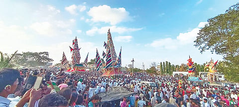 ಗುಂಡ್ಲುಪೇಟೆ ತಾಲೂಕಿನ ಹೊಣಕನಪುರ ಗ್ರಾಮದಲ್ಲಿ ಸಾವಿರಾರು ಭಕ್ತರ ಸಮ್ಮುಖದಲ್ಲಿ ಶ್ರೀ ಓಂಕಾರಸಿದ್ದೇಶ್ವರಸ್ವಾಮಿ ರಥೋತ್ಸವ ನಡೆಯಿತು.