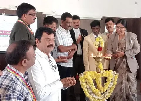 ದಾವಣಗೆರೆಯ ಸರ್ಕಾರಿ ಪ್ರಥಮ ದರ್ಜೆ ಕಾಲೇಜಿನಲ್ಲಿ ಸೋಮವಾರ ಹಮ್ಮಿಕೊಂಡಿದ್ದ ರಾಷ್ಟ್ರೀಯ ಗ್ರಾಹಕರ ದಿನಾಚರಣೆ ಉದ್ಘಾಟನಾ ಕಾರ್ಯಕ್ರಮದಲ್ಲಿ ಜಿಲ್ಲಾ ಗ್ರಾಹಕರ ವ್ಯಾಜ್ಯಗಳ ಪರಿಹಾರ ಆಯೋಗದ ಅಧ್ಯಕ್ಷ ಸಿ.ಎಸ್. ತ್ಯಾಗರಾಜನ್, ವೆಂಕಟೇಶಬಾಬು, ಕೆ.ಪಿ.ಮಧುಸೂದನ್, ಮಂಜುನಾಥ್, ಬಿ.ಯು.ಗೀತಾ, ಬಸವರಾಜ್ ಸಿ ತಹಸೀಲ್ದಾರ್ ಇತರರಿದ್ದರು. 