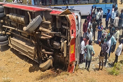 ರಾಷ್ಟ್ರೀಯ ಹೆದ್ದಾರಿ ಪಕ್ಕಕ್ಕೆ ಉರುಳಿ ಬಿದ್ದಿರುವ ಕೆಂಪು ಬಸ್​