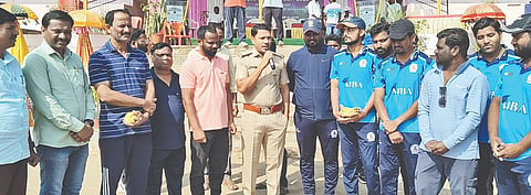 ಗುಲ್ಬರ್ಗ ವಿವಿ ಹೊರಾಂಗಣ ಕ್ರೀಡಾಂಗಣದಲ್ಲಿ ಅತಿಥಿ ಉಪನ್ಯಾಸಕರ ಸಂ ಶನಿವಾರ ಆಯೋಜಜಿಸಿದ್ದ ಸಂವಿಧಾನ ಪ್ರೀಮಿಯರ್​ ಲೀಗ್​-2026 ಕ್ರಿಕೆಟ್​ ಪಂದ್ಯದಲ್ಲಿ ಸಿಪಿಐ ನಟರಾಜ ಲಾಡೆ ಟಾಸ್​ ಮಾಡಿ ಮಾತನಾಡಿದರು. ಡಾ.ದಿಲೀಪಕುಮಾರ ನವಲೆ, ಡಾ.ಅರುಣಕುಮಾರ ಕುರನೆ, ಡಾ.ಅಶೋಕ ದೊಡ್ಮನಿ, ಡಾ.ಹಣಮಂತ ಮೇಲಕೇರಿ, ಸುನೀಲ ಜಾಬಾದಿ ಇತರರಿದ್ದರು.