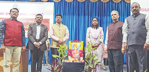ಗುಲ್ಬರ್ಗ ವಿವಿಯಲ್ಲಿ ಮಂಗಳವಾರ ಆಯೋಜಿಸಿದ್ದ ಸ್ವಾಮಿ ವಿವೇಕಾನಂದ ಜಯಂತಿ, ರಾಷ್ಟ್ರೀಯ ಯುವ ದಿನಾಚರಣೆ ಕಾರ್ಯಕ್ರಮದಲ್ಲಿ ಪ್ರೊ.ಶಶಿಕಾಂತ ಉಡಿಕೇರಿ, ಪ್ರೊ.ರಮೇಶ ಲಂಡನಕರ್​, ಡಾ.ಎನ್​.ಜಿ.ಕಣ್ಣೂರ್​, ಜಯಾಂಬಿಕ, ಡಾ.ಬಿರಾದಾರ್​ ಚಂದ್ರಕಾಂತ ಇತರರಿದ್ದರು.