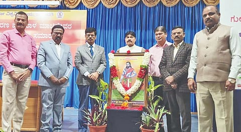 ಗುಲ್ಬರ್ಗ ವಿಶ್ವವಿದ್ಯಾಲಯದಲ್ಲಿ ಗುರುವಾರ ಆಯೋಜಿಸಿದ್ದ ವೀರ ಶರಣ ಮಡಿವಾಳ ಮಾಚಿದೇವರು ಜಯಂತ್ಯುತ್ಸವದಲ್ಲಿ ಮಾಚಿದೇವರ ಭಾವಚಿತ್ರಕ್ಕೆ ಕುಲಪತಿ ಪ್ರೊ.ಶಶಿಕಾಂತ್ ಉಡಿಕೇರಿ ಪುಷ್ಪ ಸಮರ್ಪಿಸಿದರು. ಡಾ.ಟಿ.ಡಿ.ರಾಜಣ್ಣ, ಮಲ್ಲಣ್ಣ ಮಡಿವಾಳ, ಪ್ರೊ.ದಶರಥ ನಾಯಕ್, ಕುಲಸಚಿವ ಪ್ರೊ.ರಮೇಶ್ ಲಂಡನಕರ್, ಡಾ.ಎನ್.ಜಿ.ಕಣ್ಣೂರು, ಜಯಾಂಬಿಕ, ಡಾ.ಹನುಮಂತ ಜಂಗೆ ಇದ್ದರು.  