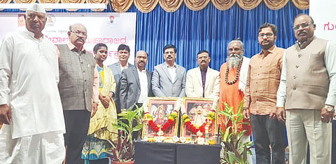 ಗುಲ್ಬರ್ಗ ವಿಶ್ವವಿದ್ಯಾಲಯದ ಮಹಾತ್ಮಾ ಗಾಂಧಿ ಸಭಾಂಗಣದಲ್ಲಿ ಸೋಮವಾರ ಆಯೋಜಿಸಿದ್ದ ಸಂತ ಸೇವಾಲಾಲ್​ ಮಹಾರಾಜರ ಜಯಂತಿಯಲ್ಲಿ ಡಾ.ಉಮೇಶ ಜಾಧವ್​, ರೇವುನಾಯಕ ಬೆಳಮಗಿ, ಪ್ರೊ.ಈ.ಟಿ.ಪುಟ್ಟಯ್ಯ, ಪ್ರೊ.ಶಶಿಕಾಂತ ಉಡಿಕೇರಿ, ಜಯಾಂಬಿಕ, ಪ್ರೊ.ರಮೇಶ ಲಂಡನಕರ್​, ಡಾ.ಎನ್​.ಜಿ.ಕಣ್ಣೂರ್​ ಇತರರಿದ್ದರು.