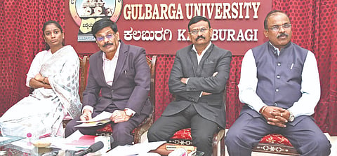 ಗುಲ್ಬರ್ಗ ವಿವಿ ಅತಿಥಿಗೃಹದಲ್ಲಿ ಕುಲಪತಿ ಪ್ರೊ.ಶಶಿಕಾಂತ ಉಡಿಕೇರಿ ಗುರುವಾರ ಸುದ್ದಿಗೋಷ್ಠಿಯಲ್ಲಿ ಮಾತನಾಡಿದರು. ಪ್ರೊ.ರಮೇಶ ಲಂಡನಕರ್​, ಡಾ.ಎನ್​.ಜಿ.ಕಣ್ಣೂರ್​, ಜಯಾಂಬಿಕಾ ಇದ್ದರು.
