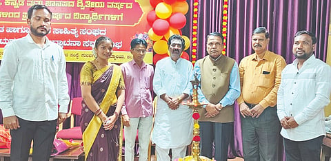 ಗುಲ್ಬರ್ಗ ಹರಿಹರ ಸಭಾಂಗಣದಲ್ಲಿ ಹಮ್ಮಿಕೊಂಡಿದ್ದ ಕನ್ನಡ ಸಾಹಿತ್ಯ ಸಂದ ಕಾರ್ಯಚಟುವಟಿಕೆಗಳ ಉದ್ಘಾಟನೆ ಸಮಾರಂಭದಲ್ಲಿ ಪ್ರೊ.ಎಸ್​.ಎಂ.ಹಿರೇಮಠ್​, ಪ್ರೊ.ಎಚ್​.ಟಿ.ಪೋತೆ, ಡಾ.ಶ್ರೀಶೈಲ ನಾಗರಾಳ, ಡಾ.ಸೂರ್ಯಕಾಂತ್​ ಸುಜ್ಯಾತ್​ ಇತರರಿದ್ದರು.
