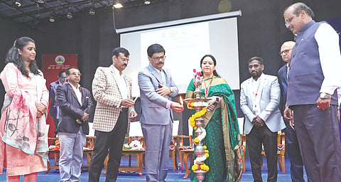 ಗುಲ್ಬರ್ಗ ವಿವಿಯಲ್ಲಿ ಸೋಮವಾರ ನಡೆದ ಅಧ್ಯಾಪಕ ಅಭಿವೃದ್ಧಿ ಕಾರ್ಯಕ್ರಮದಲ್ಲಿ ಕುಲಪತಿ ಪ್ರೊ.ಶಶಿಕಾಂತ ಉಡಿಕೇರಿ ದೀಪ ಬೆಳಗಿಸಿದರು. ಪ್ರೊ.ಶುಭಾಂಗಿ ಡಿ.ಸಿ, ಪ್ರೊ.ರಮೇಶ ಲಂಡನಕರ್, ಡಾ.ಎನ್.ಜಿ.ಕಣ್ಣೂರ್, ಡಾ.ಅಭಯ್ ಸರ್‌ದೇಶಪಾಂಡೆ, ಜಯಾಂಬಿಕಾ, ಪ್ರೊ.ಆರ್.ಎಲ್.ರಾಯಬಾಗಕರ್, ಪ್ರೊ.ಹೂವಿನಭಾವಿ ಬಾಬಣ್ಣ ಇತರರಿದ್ದರು.