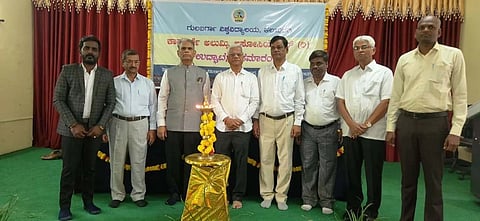 ಗುಲ್ಬರ್ಗ ವಿಶ್ವವಿದ್ಯಾಲಯದ ವಾಣಿಜ್ಯ ವಿಭಾಗದ ಸೆಮಿನಾರ್​ ಹಾಲ್​ನಲ್ಲಿ ಶುಕ್ರವಾರ ಆಯೋಜಿಸಿದ್ದ ಕಾಮರ್ಸ್​ ಅಲ್ಯೂಮ್ನಿ ಅಸೋಸಿಯೇಷನ್​ಗೆ ಉದ್ಘಾಟನಾ ಕಾರ್ಯಕ್ರಮದಲ್ಲಿ ಪ್ರೊ.ಸಿ.ಎಸ್​.ಬಸವರಾಜ, ಪ್ರೊ.ರಾಜನಾಳಕರ್​ ಲಕ್ಷ್ಮಮಣ, ಪ್ರೊ.ಬಿ.ವಿಜಯ, ಪ್ರೊ.ಪಾಂಡುರಂಗ ಪತ್ತಿ, ಡಾ.ಕರಿಗೊಳೇಶ್ವರ, ಡಾ.ಕಲ್ಲಿನಾಥ ಪಾಟೀಲ್​, ಪ್ರೊ.ಬಿ.ಎಂ.ಕನ್ಹಳ್ಳಿ, ಡಾ.ಚಂದ್ರಶೇಖರ ಶೀಲವಂತ ಇತರರಿದ್ದರು.