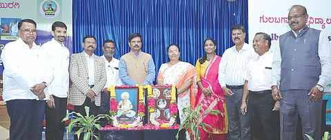 ಗುಲ್ಬರ್ಗ ವಿವಿಯಲ್ಲಿ ಶುಕ್ರವಾರ ಆಯೋಜಿಸಿದ್ದ ದೇವರ ದಾಸಿಮಯ್ಯ, ಕಾಯಕ ಶರಣರ ಜಯಂತಿ ಕಾರ್ಯಕ್ರಮದಲ್ಲಿ ಪ್ರೊ.ಶಶಿಕಾಂತ ಉಡಿಕೇರಿ, ಪ್ರೊ.ರಮೇಶ ಲಂಡನಕರ್​, ಜಯಾಂಬಿಕಾ, ಡಾ.ಎನ್​.ಜಿ.ಕಣ್ಣೂರ್​, ಪ್ರೊ.ಎಚ್​.ಟಿ.ಪೋತೆ, ಡಾ.ಶ್ರೀಶೈಲ ನಾಗರಾಳ, ಡಾ.ಅಮೃತಾ ಕಟಕೆ, ರಾವೇಂದ್ರ ಭೈರಪ್ಪ, ಬಿ.ಎಂ.ರುದ್ರವಾಡಿ ಇತರರಿದ್ದರು.