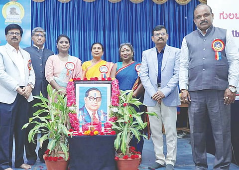 ಗುಲ್ಬರ್ಗ ವಿವಿಯಲ್ಲಿ ಮಂಗಳವಾರ ಆಯೋಜಿಸಿದ್ದ ಡಾ.ಅಂಬೇಡ್ಕರ್​ ಜಯಂತಿ ಕಾರ್ಯಕ್ರಮದಲ್ಲಿ ಕುಲಪತಿ ಪ್ರೊ.ಶಶಿಕಾಂತ ಉಡಿಕೇರಿ, ಬೃಂದಾ ಅಡಿಗೆ, ಡಾ.ರಮೇಶ ಲಂಡನಕರ್​, ಡಾ.ಎನ್​.ಜಿ.ಕಣ್ಣೂರ್​, ಪ್ರೊ.ಚಂದ್ರಕಾಂತ ಯಾತನೂರ್​, ಡಾ.ಪ್ರತಿಮಾ ಮಠದ್​, ಜಯಾಂಬಿಕ ಇತರರಿದ್ದರು.
