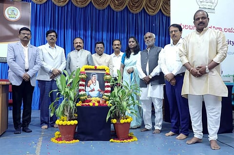 ಗುಲ್ಬರ್ಗ ವಿವಿಯಲ್ಲಿ ಡಾ.ಗಳಂಗಳಪ್ಪ ಪಾಟೀಲ್​ (ಎಸ್​.ಬಿ. ಪಾಟೀಲ) ಬಸವಾದಿ ಶರಣ ಸಾಹಿತ್ಯ ಕೇಂದ್ರ ಸೋಮವಾರ ಆಯೋಜಿಸಿದ್ದ ಸಾಂಸತಿಕ ನಾಯಕ ಜಗಜ್ಯೋತಿ ಬಸವೇಶ್ವರರ 893ನೇ ಜಯಂತ್ಯುತ್ಸವದಲ್ಲಿ ಡಾ.ಬಿ.ಜಿ.ಪಾಟೀಲ್​, ಕುಲಪತಿ ಪ್ರೊ. ಶಶಿಕಾಂತ ಉಡಿಕೇರಿ, ಸಿದ್ದಪ್ಪ ಸುಳ್ಳದ್​, ಬಂಡೆಪ್ಪ ಕೆಸೂರ, ಡಾ.ಎನ್​.ಜಿ.ಕಣ್ಣೂರ್​, ಜಯಾಂಬಿಕ, ಪ್ರೊ.ರಮೇಶ ಲಂಡನಕರ್​ ಇದ್ದರು.