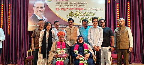 ಗುಲ್ಬರ್ಗ ವಿವಿ ಹರಿಹರ ಸಭಾಂಗಣದಲ್ಲಿ ಮಂಗಳವಾರ ಆಯೋಜಿಸಿದ್ದ ವಯೋನಿವೃತ್ತಿ ಅಭಿನಂದನಾ ಸಮಾರಂಭದಲ್ಲಿ ಉರ್ದು ಮತ್ತು ಪರ್ಷಿಯನ್​ ಅಧ್ಯಯನ ವಿಭಾಗದ ಮುಖ್ಯಸ್ಥ ಪ್ರೊ.ಅಬ್ದುಲ್​ ರಬ್​ ಉಸ್ತಾದ್​ ಅವರನ್ನು ಕುಲಪತಿ ಪ್ರೊ.ಶಶಿಕಾಂತ್​ ಉಡಿಕೇರಿ ಸತ್ಕರಿಸಿ, ಅಭಿನಂದಿಸಿದರು. ಕುಲಸಚಿವ ಪ್ರೊ.ರಮೇಶ್​ ಲಂಡನಕರ್​, ಪ್ರೊ.ಎಚ್​.ಟಿ.ಪೋತೆ, ಪ್ರೊ.ರಮೇಶ್​ ರಾಥೋಡ್​, ಡಾ. ನಿಂಗಣ್ಣ ಟಿ ಹಾಗೂ ಉಸ್ತಾದ್​ ಅವರ ಧರ್ಮಪತ್ನಿ ಮತ್ತು ಮಕ್ಕಳಿದ್ದರು. 