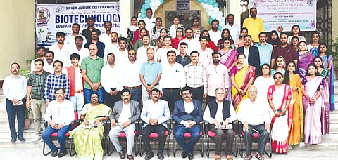 ಗುಲ್ಬರ್ಗ ವಿವಿ ಜೈವಿಕ ತಂತ್ರಜ್ಞಾನ ವಿಭಾಗದ ಬೆಳ್ಳಿ ಮಹೋತ್ಸವ ನಿಮಿತ್ತ ಶನಿವಾರ ಆಯೋಜಿಸಿದ್ದ ರಾಷ್ಟ್ರೀಯ ವಿಚಾರ ಸಂಕಿರಣದಲ್ಲಿ ಪ್ರೊ.ಎ.ಎಚ್​.ರಾಜಾಸಾಬ್​, ಪ್ರೊ.ಶಶಿಕಾಂತ ಉಡಿಕೇರಿ, ಪ್ರೊ.ರಮೇಶ ಲಂಡನಕರ್​, ಪ್ರೊ.ಎಂ.ಬಿ.ಸುಲೋಚನಾ, ಪ್ರೊ.ಕೆಳಮನಿ ಚಂದ್ರಕಾಂತ, ಪ್ರೊ.ಜಿ.ಎಂ.ವಿದ್ಯಾಸಾಗರ್​, ಪ್ರೊ.ಪ್ರಕಾಶ್​ ಕರಿಯಜ್ಜನವರ್​, ಪ್ರೊ.ವಿಜಯಕುಮಾರ ಮಲಶೆಟ್ಟಿ, ಪೊ.ಶಶಿಕಾಂತ ಮಜ್ಜಿಗೆ, ಪೊ.ಕೆ.ಲಿಂಗಪ್ಪ, ಪೊ.ಶಿವಣ್ಣ ಇತರರಿದ್ದರು.